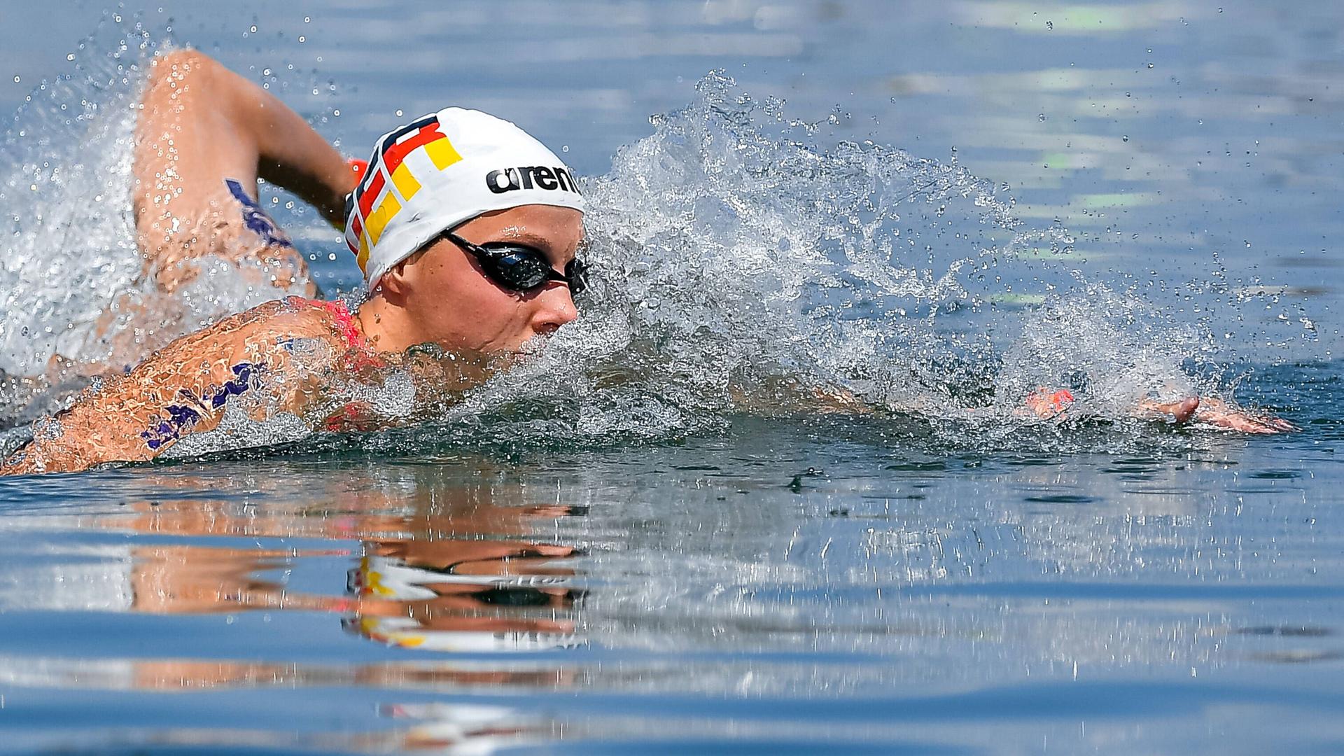 Lea Boy schwimmt im Wasser.