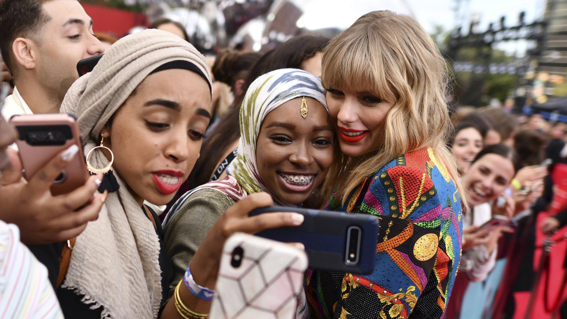 Taylor Swift beim Selfie mit Fans