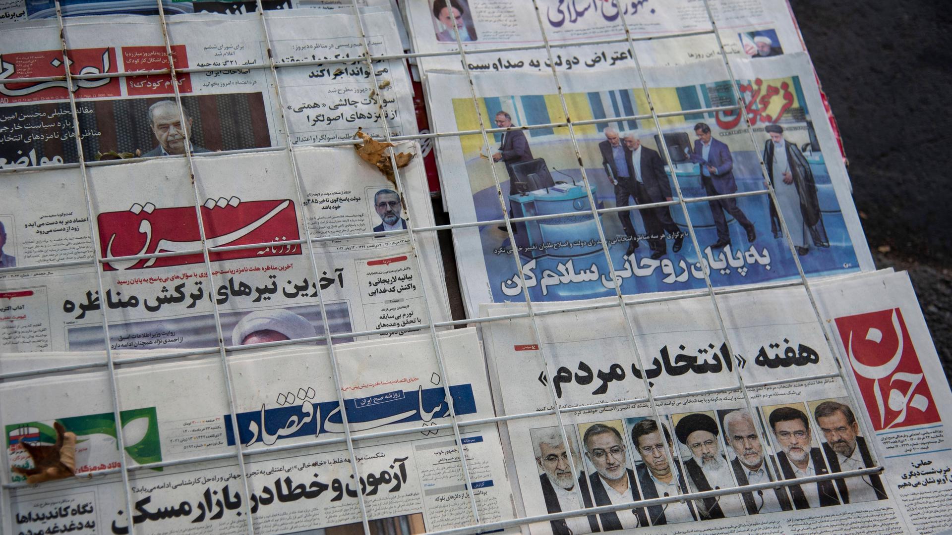 Mehrere iranische Zeitungen liegen neben- und übereineinander im Iran. Mehrere iranische Zeitungen liegen neben- und übereineinander im Iran.