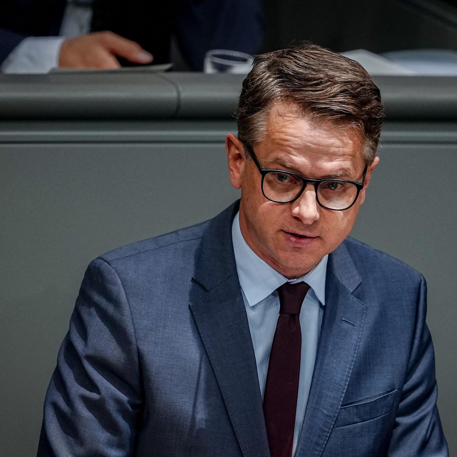 Carsten Linnemann (CDU), Bundesminister für Gesundheit, spricht bei der Sitzung des Bundestags. Thema der Sitzung ist die Reform der Notfallversorgung.