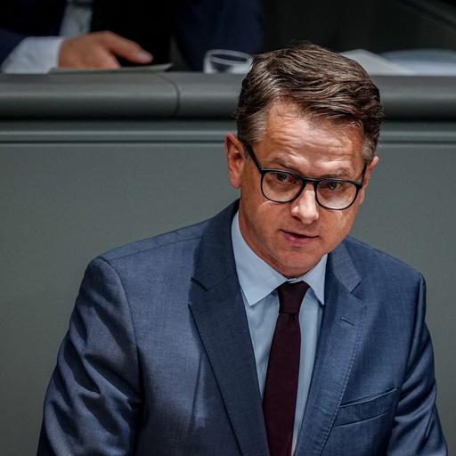 Carsten Linnemann (CDU), Bundesminister für Gesundheit, spricht bei der Sitzung des Bundestags. Thema der Sitzung war die Reform der Notfallversorgung.