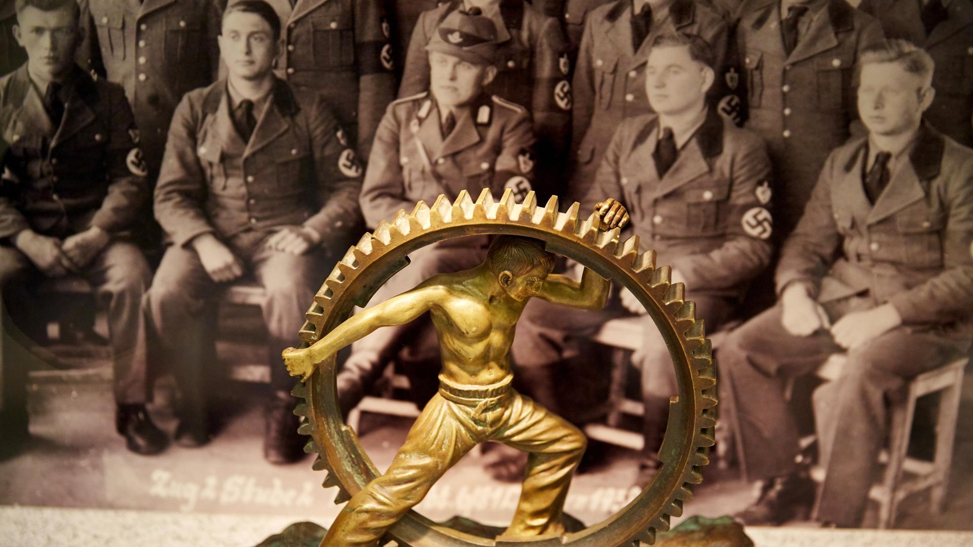 Ein Arbeiter in einem mannshohen Zahnrad: Eine Skulptur der Deutschen Arbeitsfront als Geschenk an Robert Ley, 1938. (Foto: Deutsches Historisches Museum, Berlin)