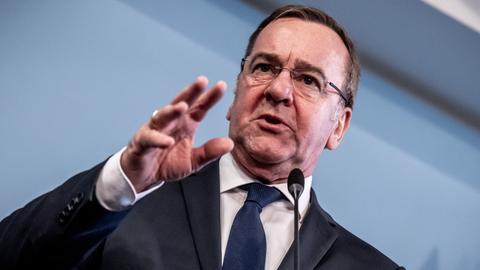 Berlin: Boris Pistorius (SPD), Verteidigungsminister, gestikuliert bei einer Rede.