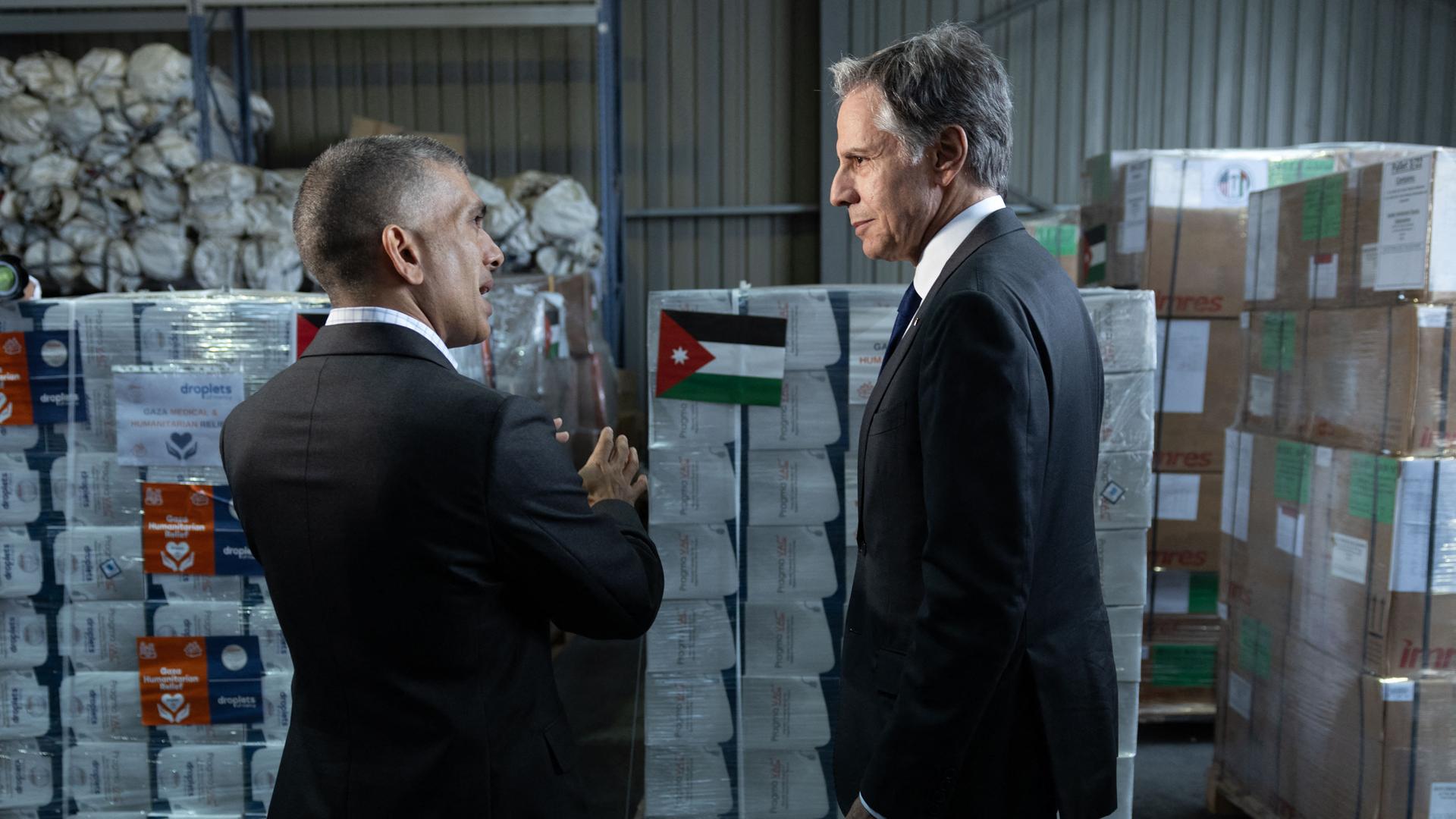 Handout-Foto: US-Außenminister Antony J. Blinken spricht mit Prinz Rashid, während er ein Lagerhaus mit humanitärer Hilfe für den Gazastreifen in der jordanischen Hashemite Charity Organization in Amman in Jordanien besichtigt. 