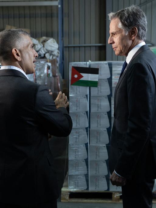 Handout-Foto: US-Außenminister Antony J. Blinken spricht mit Prinz Rashid, während er ein Lagerhaus mit humanitärer Hilfe für den Gazastreifen in der jordanischen Hashemite Charity Organization in Amman in Jordanien besichtigt. 