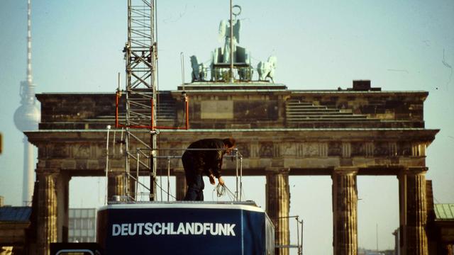 Im November 1989 fällt die Mauer. Der Deutschlandfunk berichtet vor Ort.