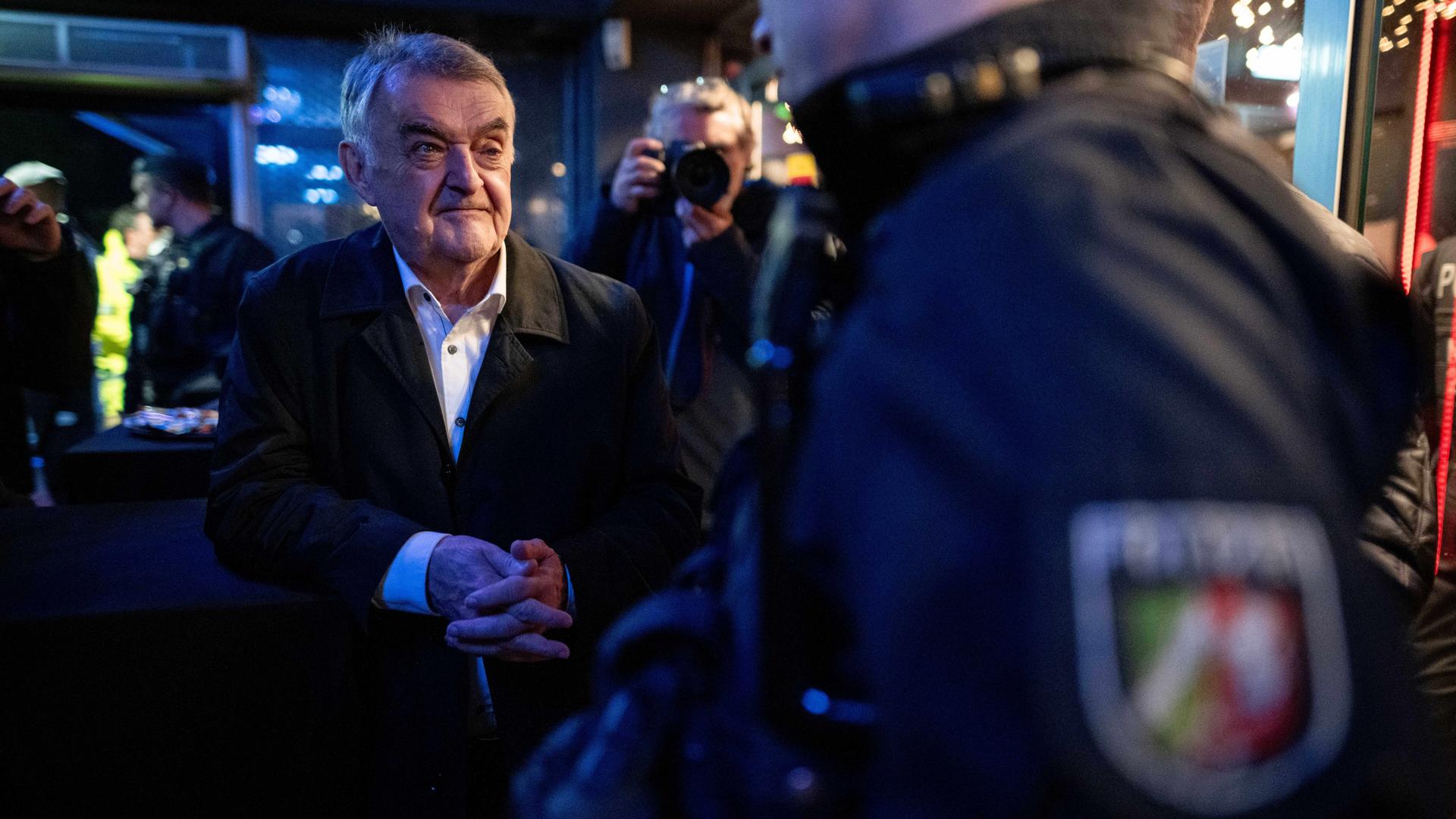 Nordrhein-Westfalens Innenminister Herbert Reul (CDU) unterhält sich mit Beamten in einem Nachtclub. Mit einer Razzia im Partyleben mehrerer NRW-Städte hat die Polizei am Samstagabend nach Verbindungen zwischen kriminellen Familienclans und der Türsteher-Szene gesucht. Nordrhein-Westfalens Innenminister Herbert Reul (CDU) unterhält sich mit Beamten in einem Nachtclub. Mit einer Razzia im Partyleben mehrerer NRW-Städte hat die Polizei am Samstagabend nach Verbindungen zwischen kriminellen Familienclans und der Türsteher-Szene gesucht.