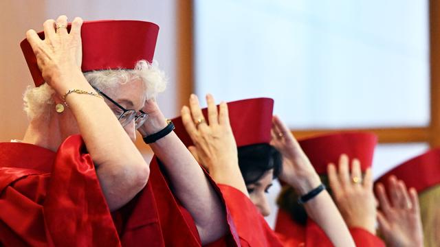 Der Zweite Senat beim Bundesverfassungsgericht, Doris König (Vorsitz, l-r), Sibylle Kessal-Wulf, Christine Langenfeld und Rhona Fetzer verkündet, ein Urteil 