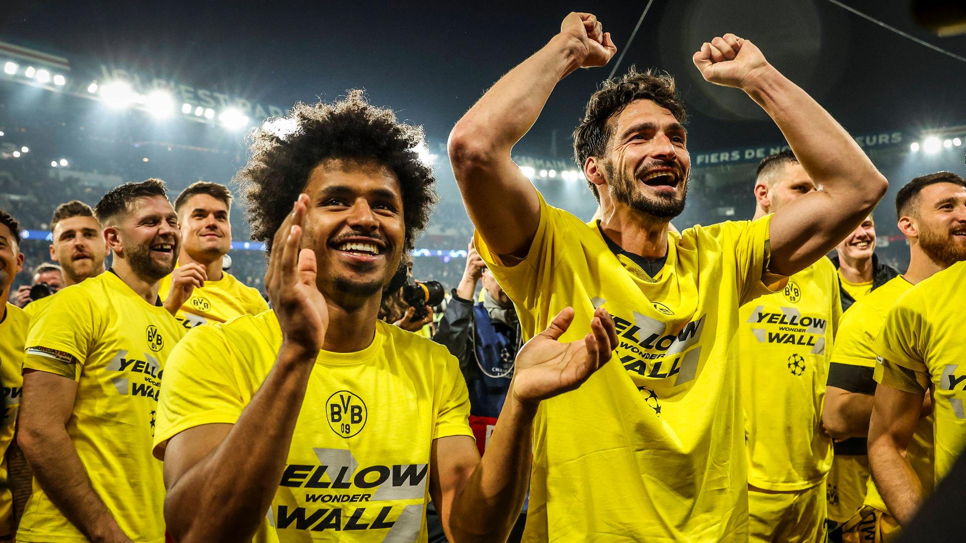 Die Fußball-Spieler von Borussia Dortmund jubeln. Sie haben gegen Paris St. Germain in der Champions League gewonnen. 