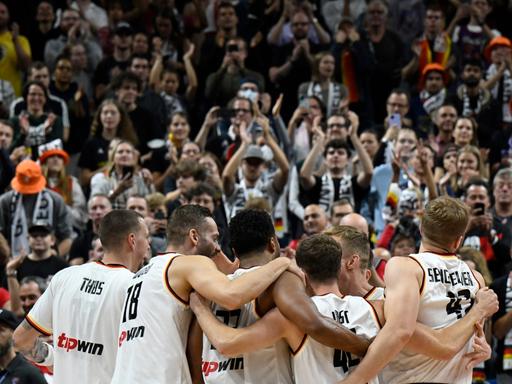Die deutschen Basketballer feiern den dritten Platz bei der EM.