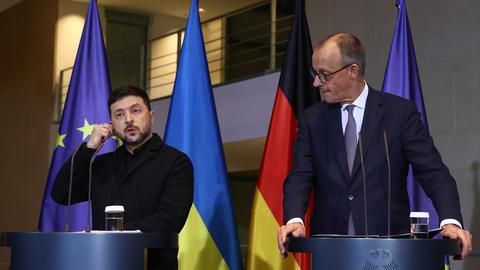 Der ukrainische Präsident Selenskyj und Bundeskanzler Merz geben eine Pressekonferenz.