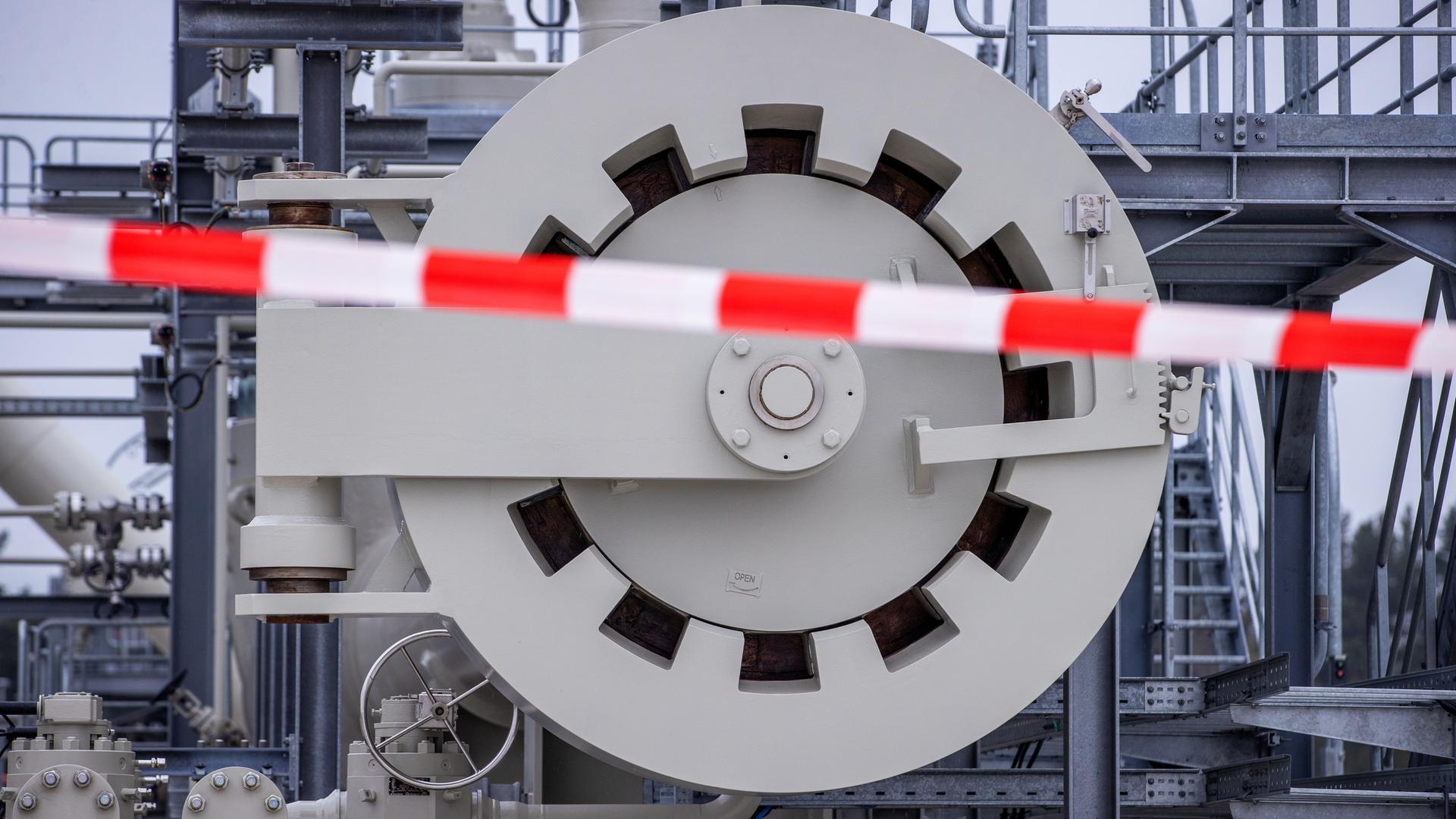 Ein rot-weißes Absperrband hängt vor der Molchstation in der Gasanlandestation von Nord Stream 2.