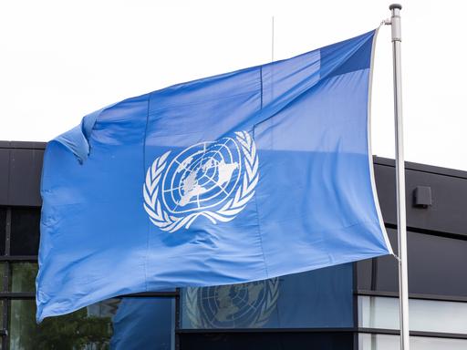 Die Fahne der Vereinten Nationen vor dem UN-Campus in Bonn.