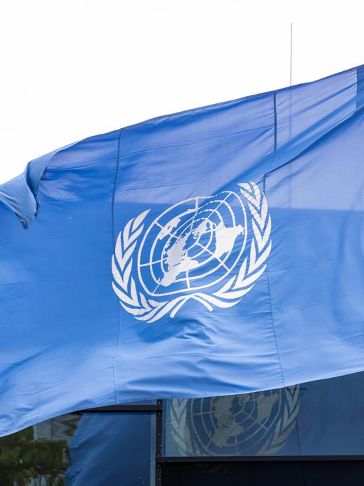 Die Fahne der Vereinten Nationen vor dem UN-Campus in Bonn.