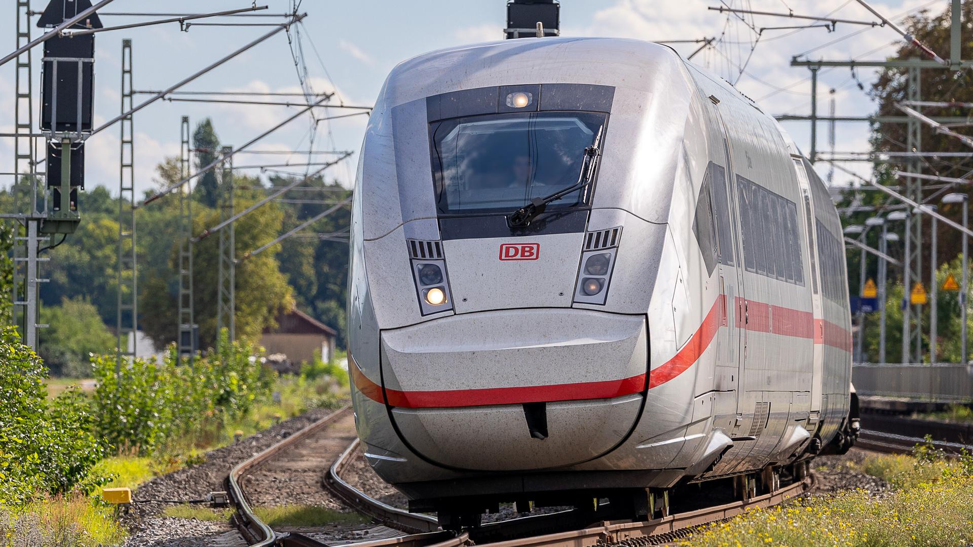 Ein Intercity-Express der Baureihe 412 (ICE 4) der Deutschen Bahn fährt auf der elektrifizierten Bahnstrecke zwischen Erlangen und Nürnberg im Bereich Fuerth-Stadeln.
