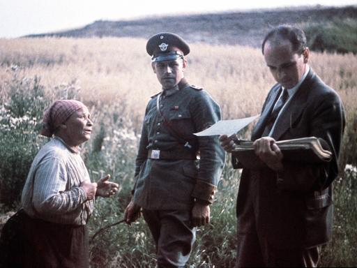 Robert Ritter, Leiter der sognannten „Rassehygienischen Forschungsstelle“, circa 1938 bei der Befragung einer Roma-Frau