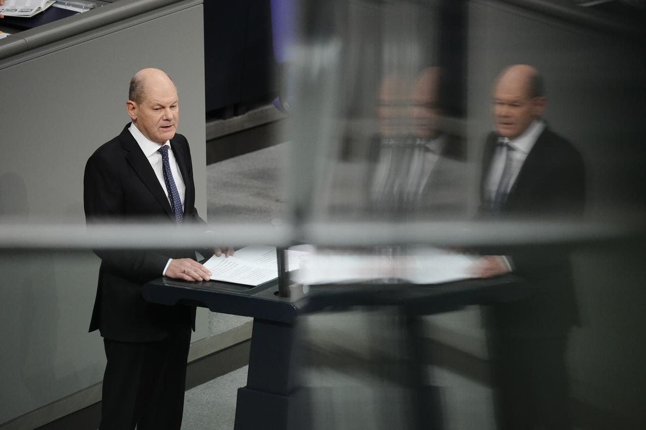 Berlin: Bundeskanzler Olaf Scholz (SPD) gibt eine Regierungserklärung im Bundestag ab.