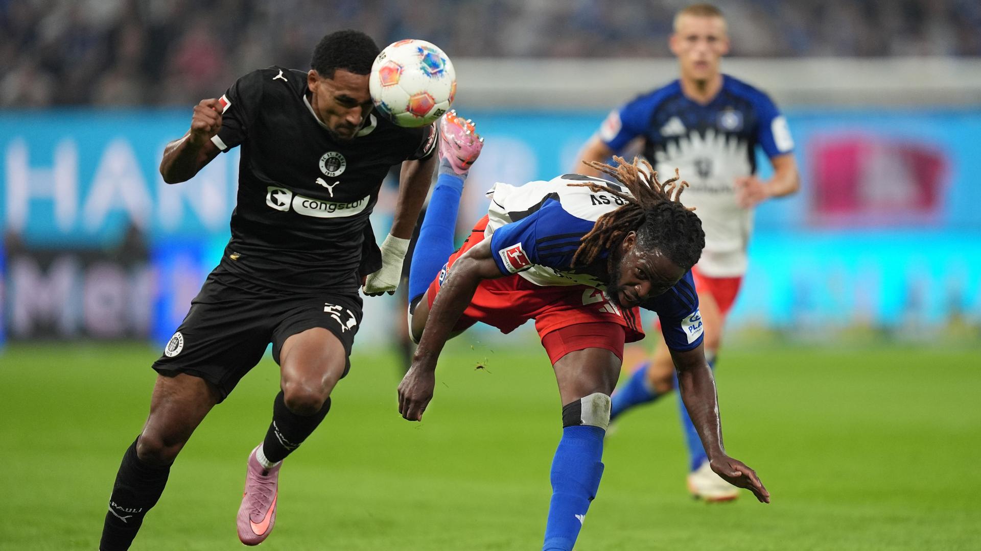 Fußball, Bundesliga, 2. Spieltag, Hamburger SV - FC St. Pauli, im Volksparkstadion. Andreas Hountondji (l, FC St. Pauli) und Jordan Torunarigha (Hamburger SV) kämpfen um den Ball. Fußball, Bundesliga, 2. Spieltag, Hamburger SV - FC St. Pauli, im Volksparkstadion. Andreas Hountondji (l, FC St. Pauli) und Jordan Torunarigha (Hamburger SV) kämpfen um den Ball.