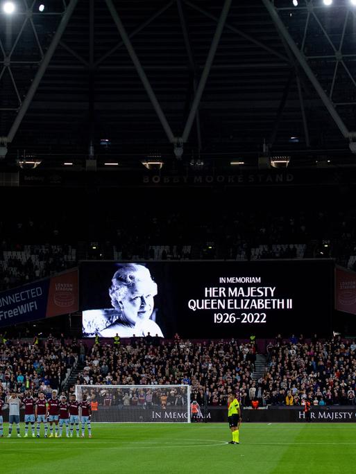 Schweigeminute für die Queen beim Spiel in der Conference Leagzue zwischen West Ham United und FCSB im London Stadium.