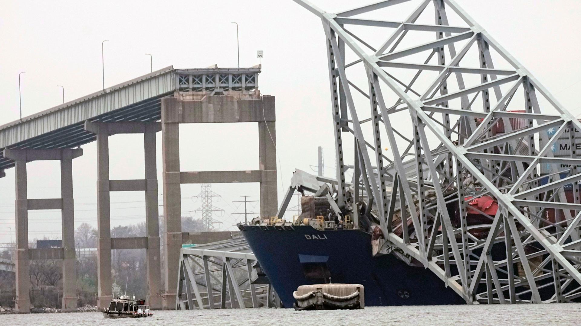 USA, Baltimore: Ein Containerschiff steckt unter einem Teil der Francis Scott Key Bridge fest. Ein Containerschiff hatte einen der Stützpfeiler der Francis Scott Key Bridge gerammt.