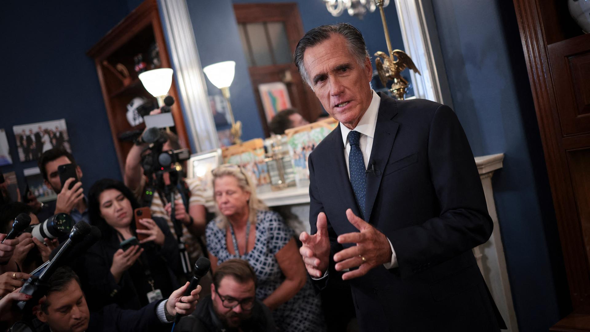 Der republikanische Senator und frühere US-Präsidentschaftskandidat Mitt Romney äußert sich vor Journalisten.
