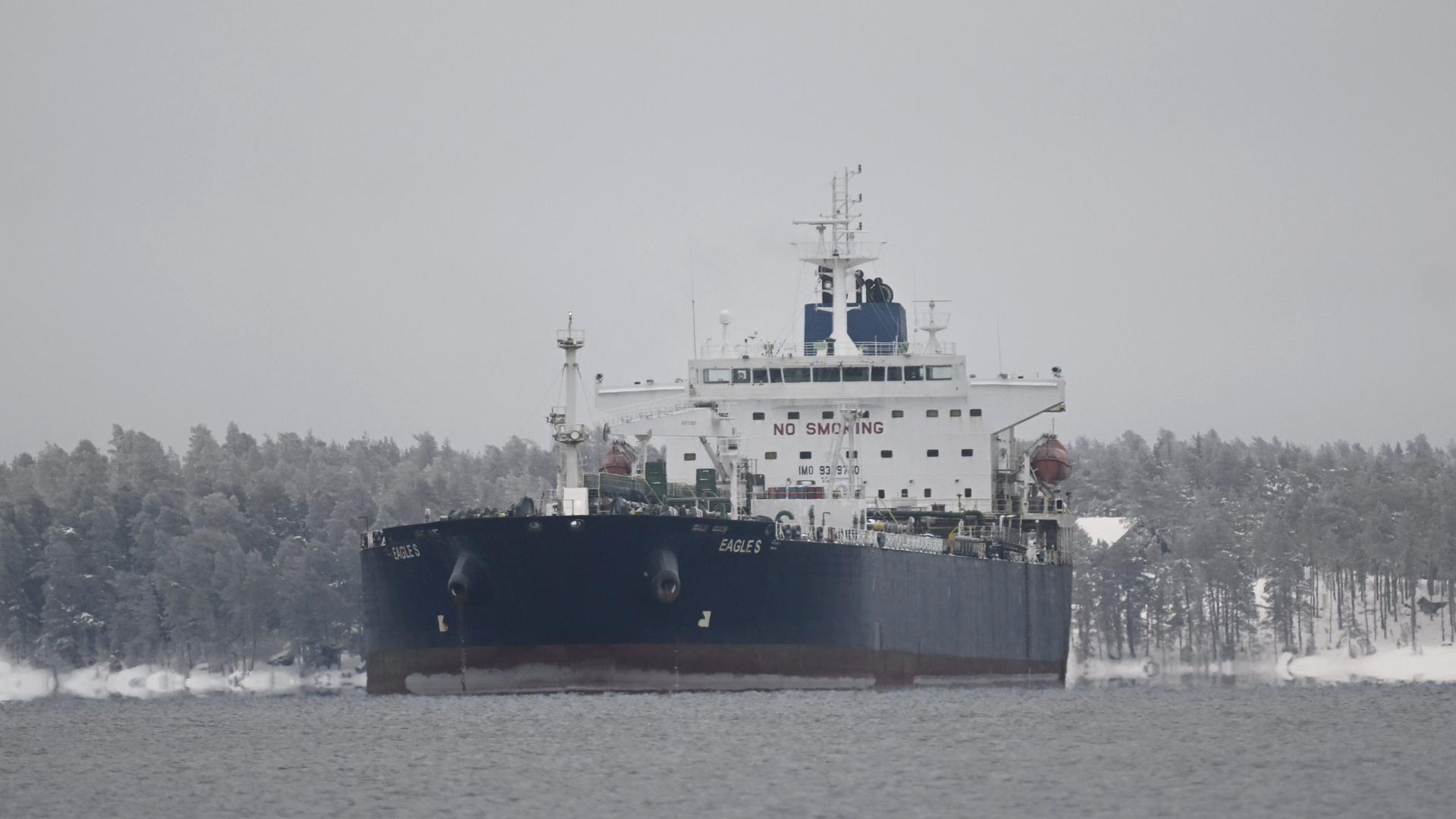 Der auf den Cookinseln registrierte Öltanker Eagle S ankert in der Nähe des Hafens Kilpilahti in Porvoo, Finnland, im Finnischen Meerbusen. Der auf den Cookinseln registrierte Öltanker Eagle S ankert in der Nähe des Hafens Kilpilahti in Porvoo, Finnland, im Finnischen Meerbusen.