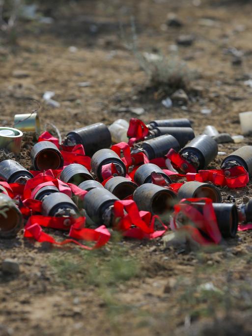 Nicht explodierte Submunition einer Streubombe, die in einem abgelegenen Gebiet in der Nähe der Erdölpipeline Baku - Tiflis - Ceyhan (BTC) eingeschlagen ist, ist während des anhaltenden militärischen Konflikts um die abtrünnige Region Berg-Karabach am 7. Oktober 2020.