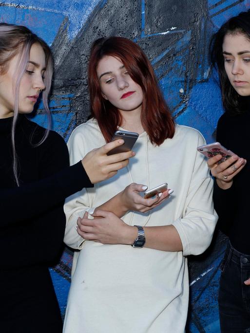 Drei Mädchen, Teenager, mit Handy