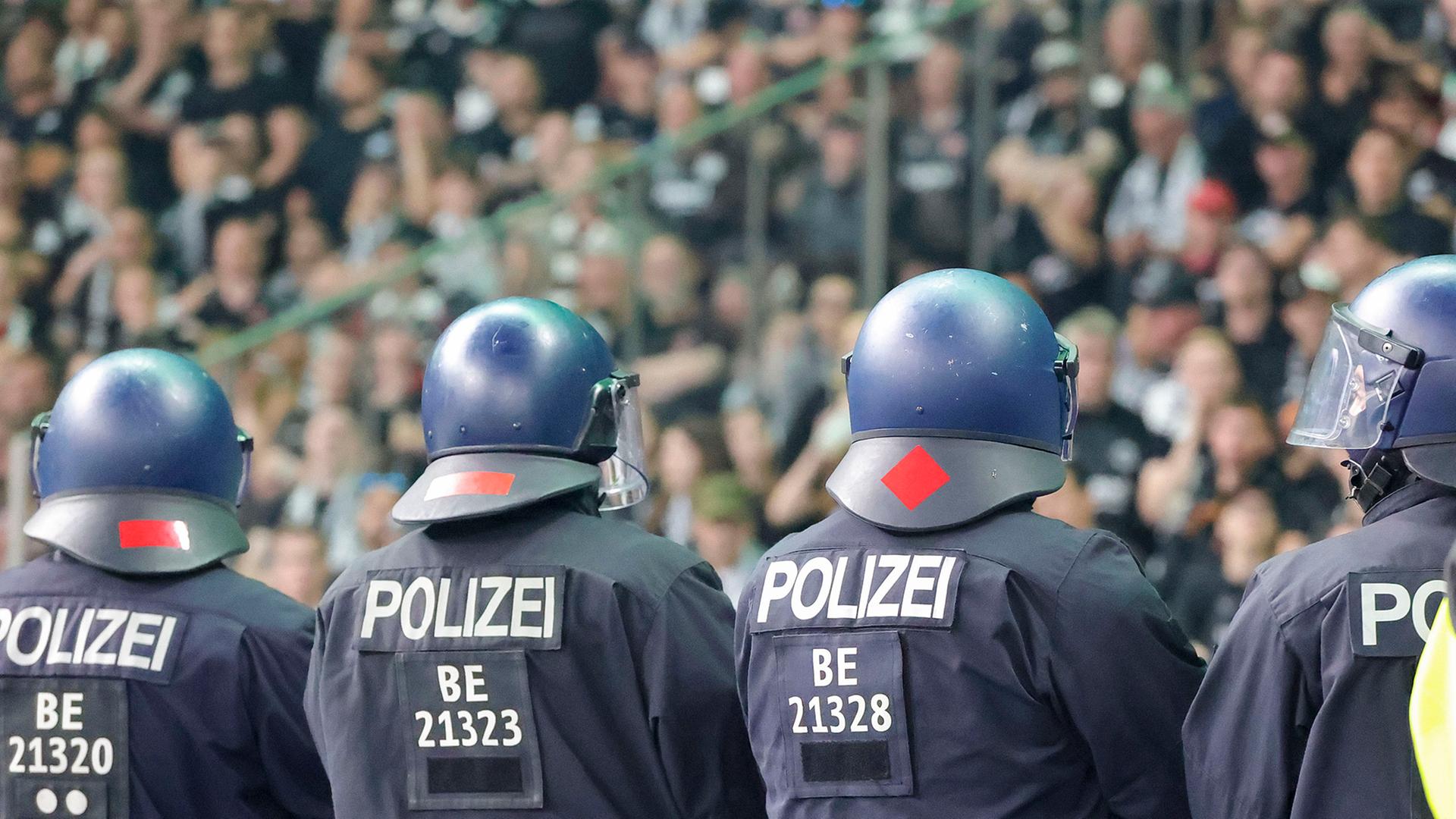 Polizeiaufgebot im Fußballstadion
