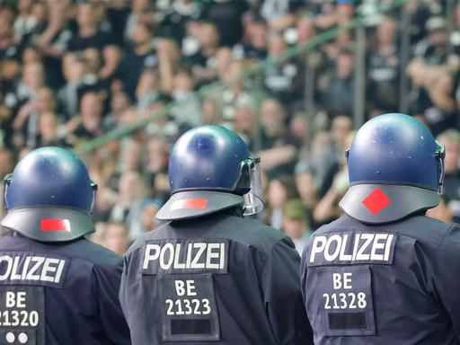 Polizeiaufgebot im Fußballstadion