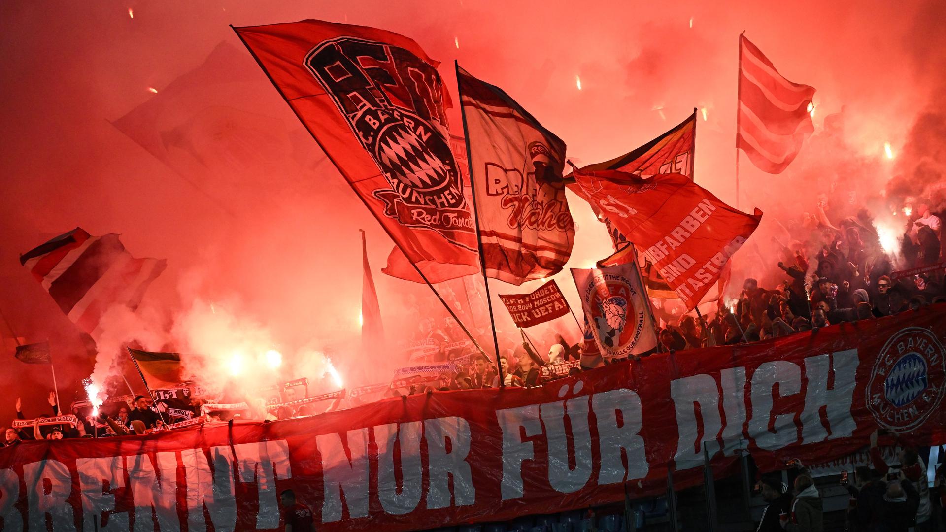 Fans von Bayern München schwenken beim Auswärtsspiel gegen Lazio Rom Fahnen und brennen Pyrotechnik ab. Fans von Bayern München schwenken beim Auswärtsspiel gegen Lazio Rom Fahnen und brennen Pyrotechnik ab.