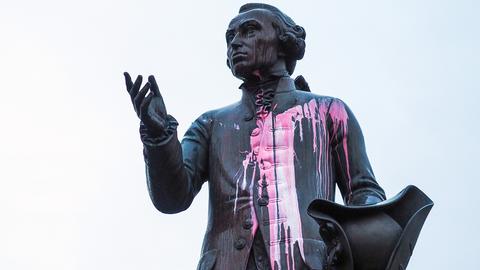 Eine mit Farbe bespritzte Statue des deutschen Philosophen Immanuel Kant neben einem der Gebäude der Baltischen Föderalen Immanuel-Kant-Universität in der Stadt Kaliningrad (ehemals Königsberg).