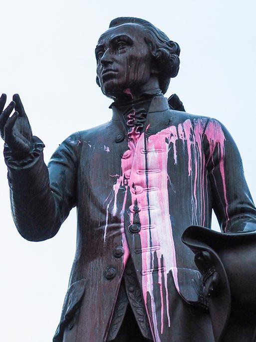 Eine mit Farbe bespritzte Statue des deutschen Philosophen Immanuel Kant neben einem der Gebäude der Baltischen Föderalen Immanuel-Kant-Universität in der Stadt Kaliningrad (ehemals Königsberg).