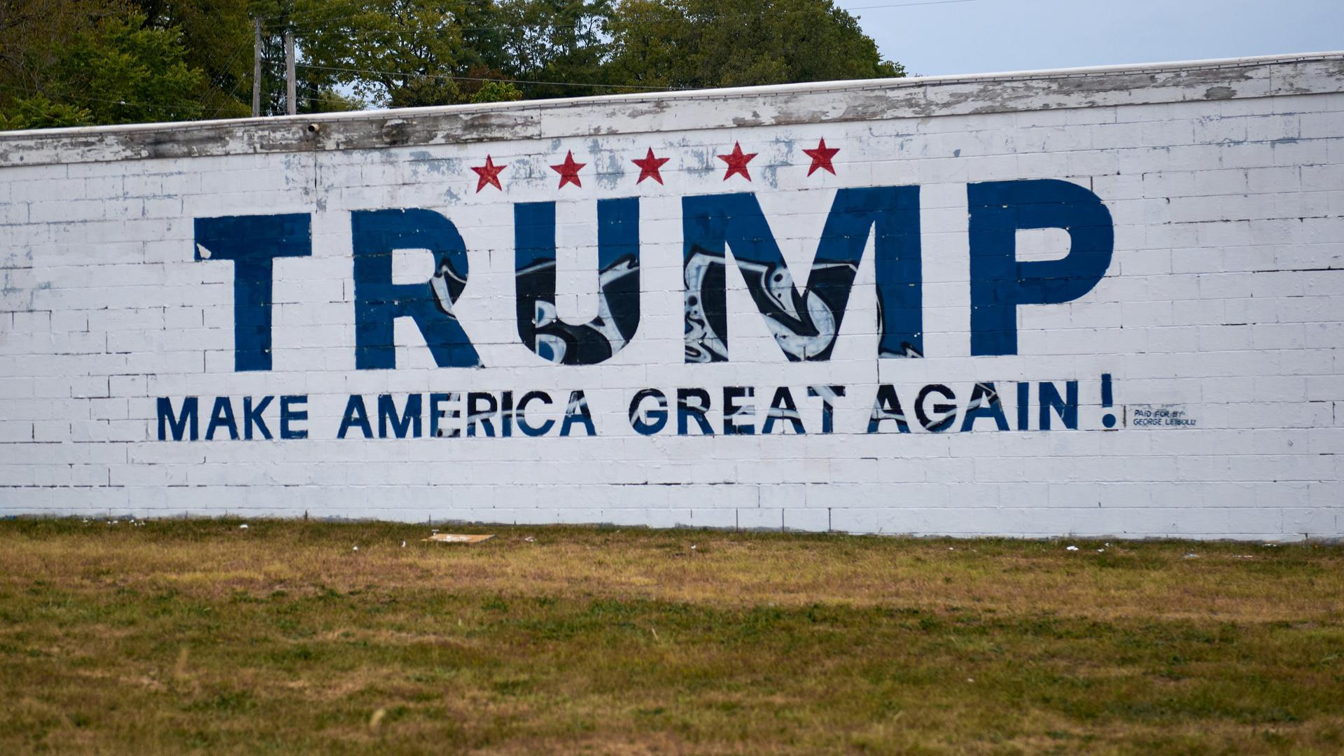 Slogan für Donald Trump vor einem Schrottplatz in Downtown Springfield, Ohio, im September 2024.