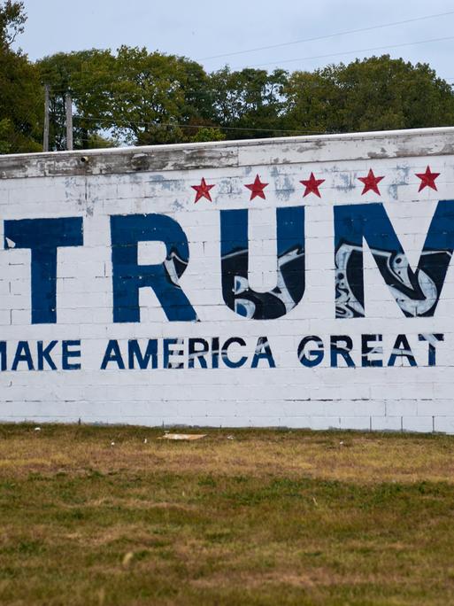 Slogan für Donald Trump vor einem Schrottplatz in Downtown Springfield, Ohio, im September 2024.