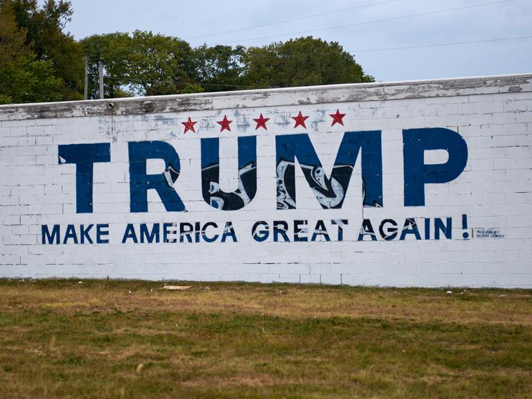 Slogan für Donald Trump vor einem Schrottplatz in Downtown Springfield, Ohio, im September 2024.