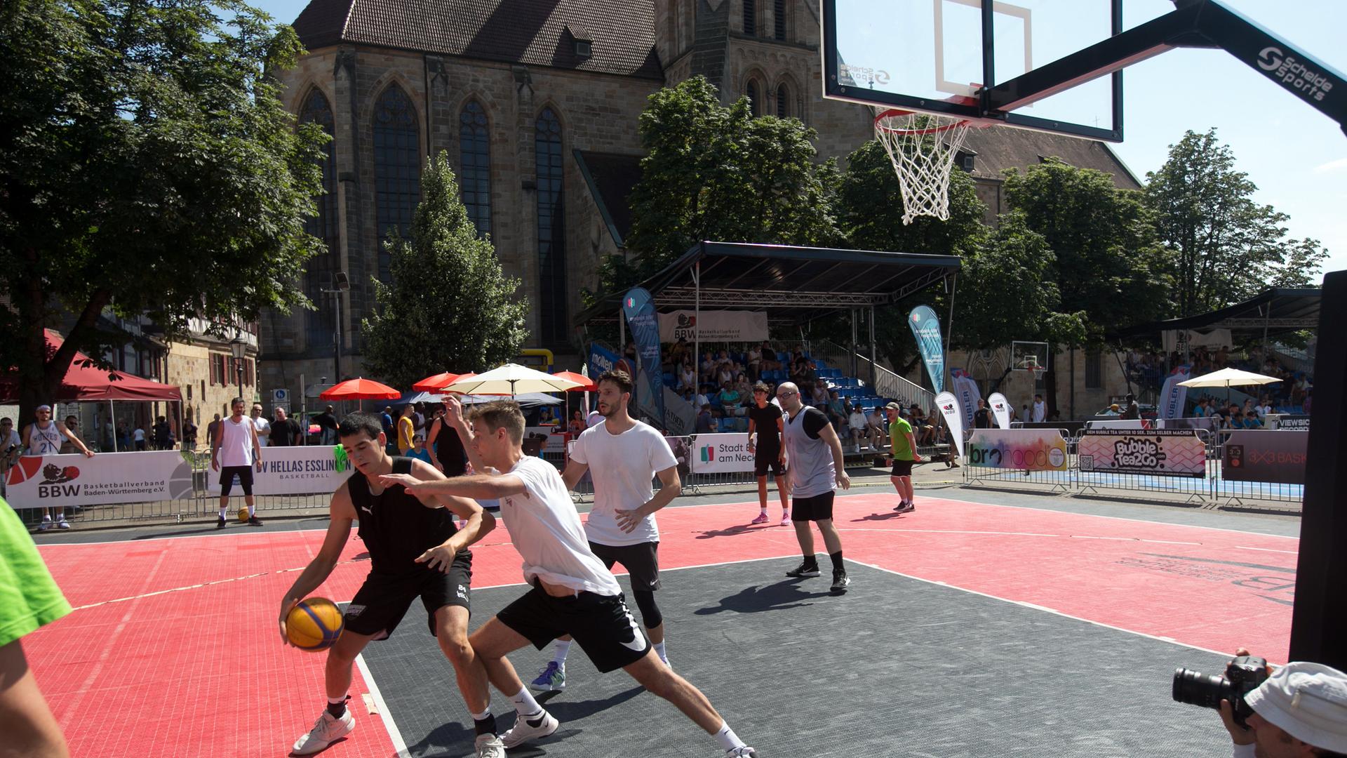 3×3-Germany Tour: Basketball-Action am Hauptbahnhof