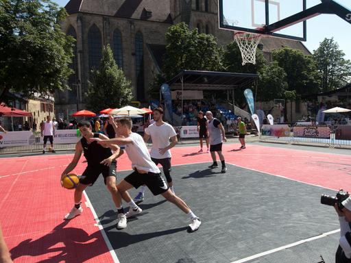 Mehrere Basketballspieler sind beim 3x3-Basketball-Turnier in Esslingen auf dem Platz aktiv. 