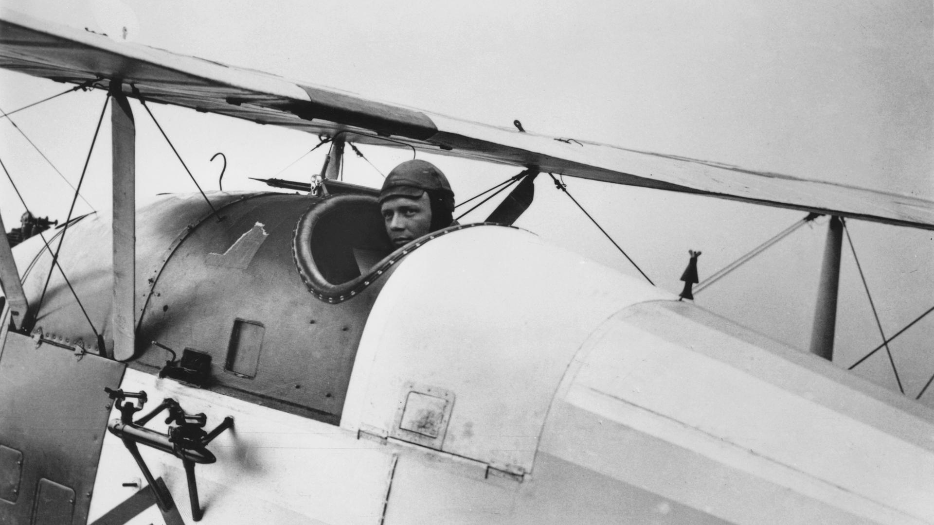 Der amerikanische Pilot Charles Lindbergh (1902 - 1974) bei seiner Ankunft in England bei seinem historischen Flug über den Atlantik im Mai 1927.