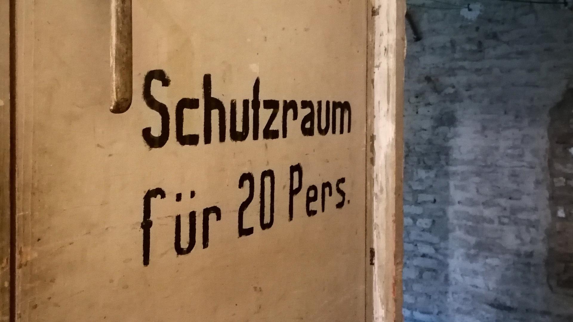 "Schutzraum für 20 Pers." steht auf einer Stahltür im Keller eines Hauses im Frankfurter Stadtteil Ginnheim. Derartige Schutzräume sollten der Bevölkerung im Zweiten Weltkrieg und im sog. Kalten Krieg Schutz insb. vor Luftangriffen bieten.