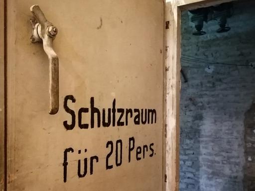 "Schutzraum für 20 Pers." steht auf einer Stahltür im Keller eines Hauses im Frankfurter Stadtteil Ginnheim. Derartige Schutzräume sollten der Bevölkerung im Zweiten Weltkrieg und im sog. Kalten Krieg Schutz insb. vor Luftangriffen bieten.