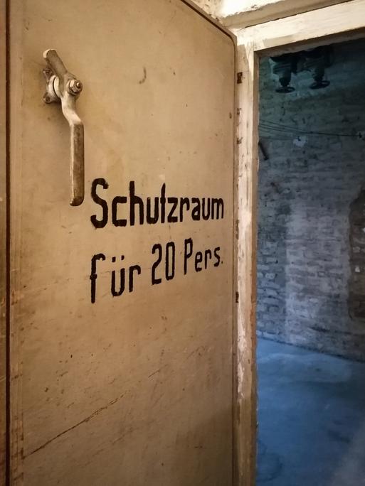 "Schutzraum für 20 Pers." steht auf einer Stahltür im Keller eines Hauses im Frankfurter Stadtteil Ginnheim. Derartige Schutzräume sollten der Bevölkerung im Zweiten Weltkrieg und im sog. Kalten Krieg Schutz insb. vor Luftangriffen bieten.