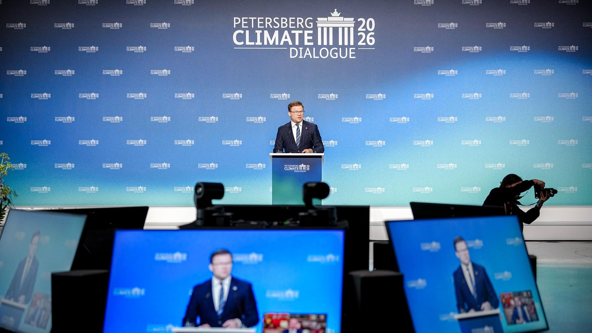 Berlin: Carsten Schneider (SPD), Bundesminister für Umwelt, Klimaschutz, Naturschutz und nukleare Sicherheit, spricht beim 17. Petersberger Klimadialog. 