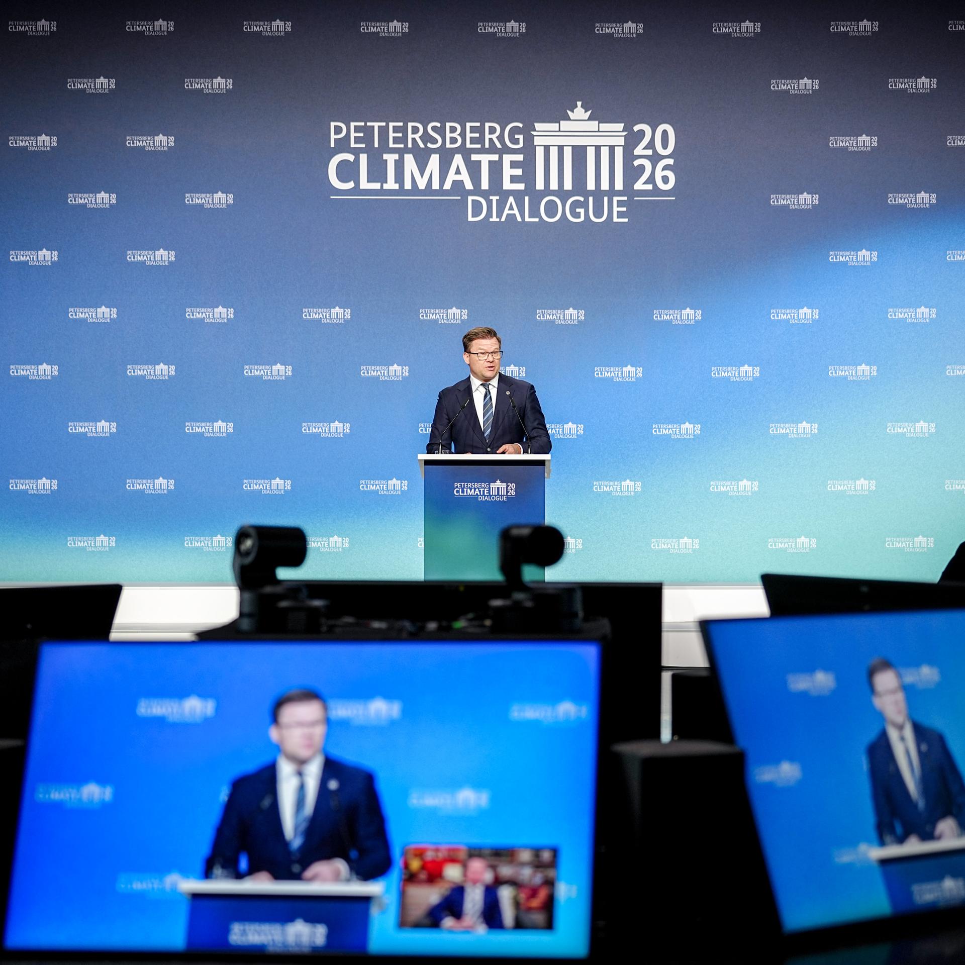 Berlin: Carsten Schneider (SPD), Bundesminister für Umwelt, Klimaschutz, Naturschutz und nukleare Sicherheit, spricht beim 17. Petersberger Klimadialog. 