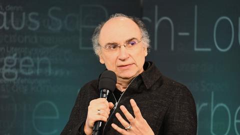 Der Autor Dimitre Dinev im Gespräch auf der Leipziger Buchmesse. Dort stellte er sein Buch "Zeit der Mutigen" vor 