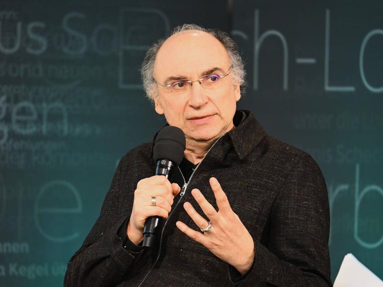 Der Autor Dimitre Dinev im Gespräch auf der Leipziger Buchmesse. Dort stellte er sein Buch "Zeit der Mutigen" vor 