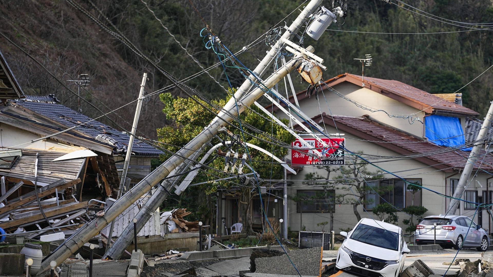 Umgeknickte Telegraphenmasten nach dem Erdbeben in Japan.