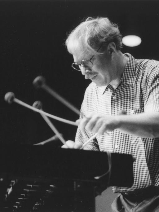 Der US-amerikanische Jazz-Vibrafonist Gary Burton spielt mit vier Schlägeln auf seinem Instrument, ca. im Jahr 2000.