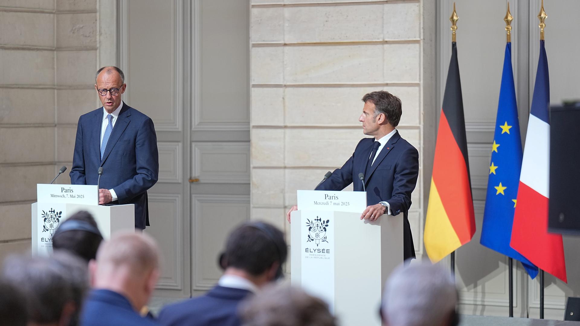 Der französische Präsident Emmanuel Macron (r) gibt eine Pressekonferenz mit Bundeskanzler Friedrich Merz (CDU) in Paris. Der französische Präsident Emmanuel Macron (r) gibt eine Pressekonferenz mit Bundeskanzler Friedrich Merz (CDU) in Paris.