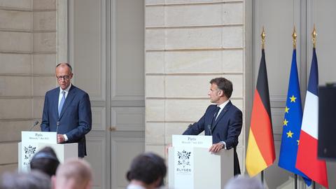 Der französische Präsident Emmanuel Macron (r) gibt eine Pressekonferenz mit Bundeskanzler Friedrich Merz (CDU) in Paris. 
